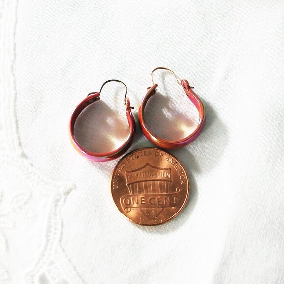 Small magenta hoop earrings, Vintage enamel hoops 80s - Picture 6 of 6